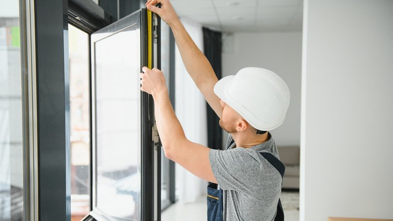 A working installing a new window