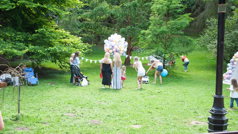 Balloon lawn decorations