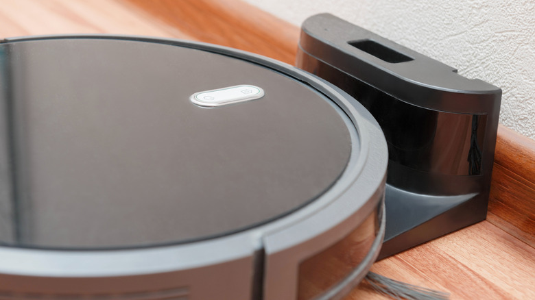 Robotic vacuum charging base