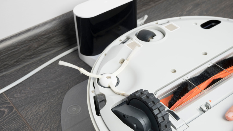 Robotic vacuum replacing brush