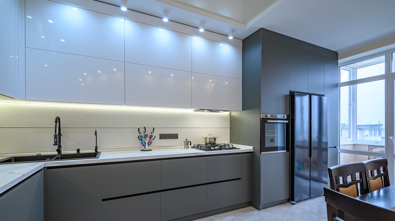 lighting beneath kitchen cabinets