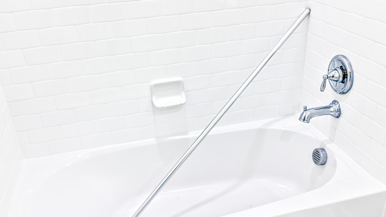 Curtain rod in bathtub