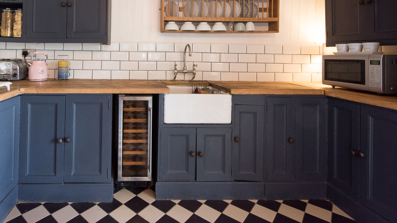 Cabinets with flush skirting boards