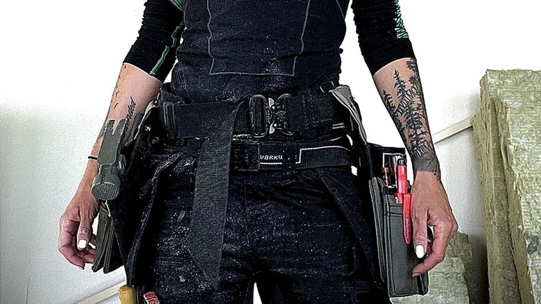 Builder wearing Diamondback tool belt