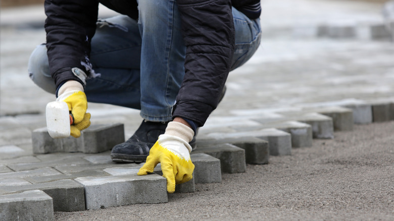 Laying paving stones