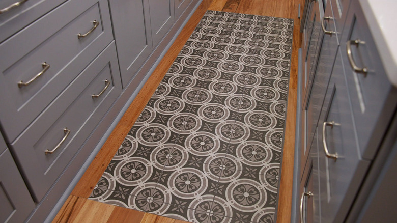 Hilary Farr's tiler "runner"