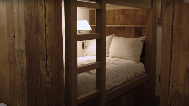 Room with bunkbeds