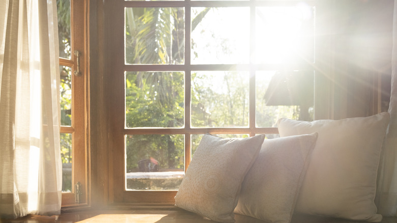 Throw pillows on window seat 