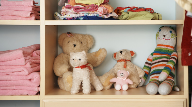 teddy bears on bookcase