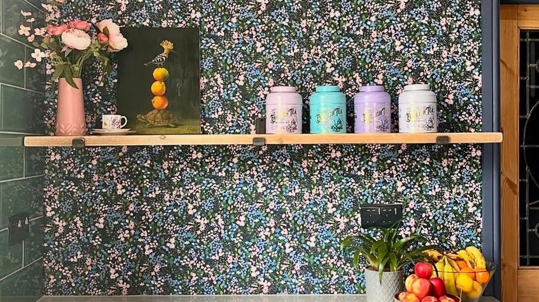 Patterned wallpaper in kitchen