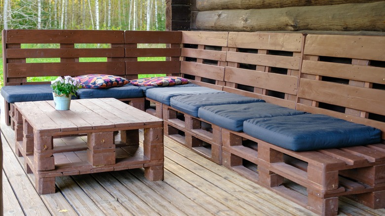 pallet coffee table and benches