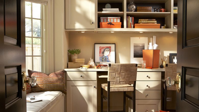 tidy office decorated in tans, browns, and oranges