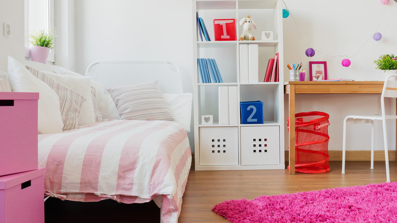 child's room with day bed