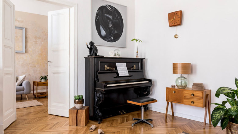 piano with wood side table