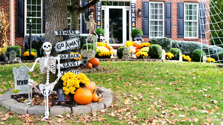 spooky Halloween yard decor