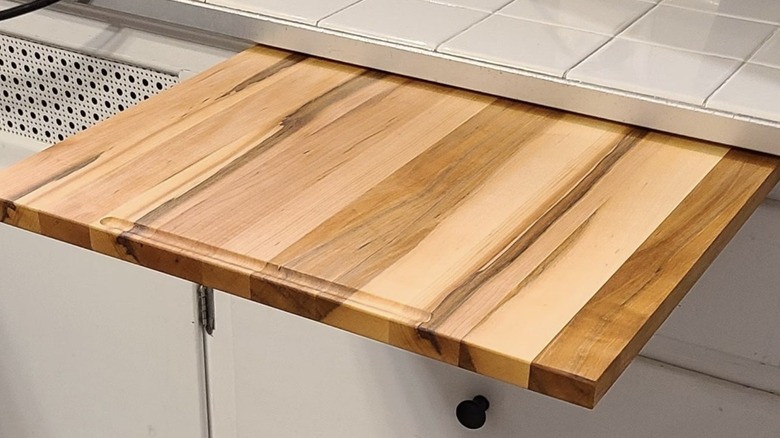 Pull out cutting board 