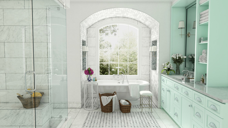 Tiled archway nook with a bathtub inside