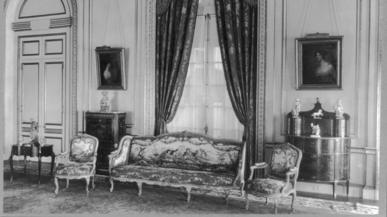 A couch and chairs in the 1920s