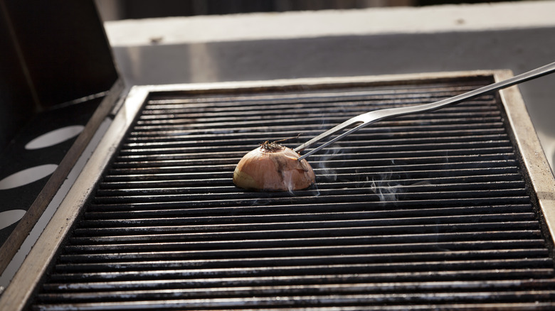 Onion cleaning grill