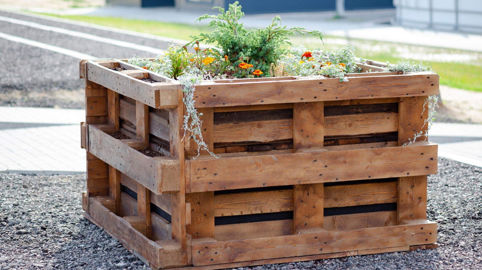 https://www.housedigest.com/img/gallery/upcycle-wooden-pallets-to-make-the-ultimate-raised-garden-bed/l-intro-1689271100.jpg