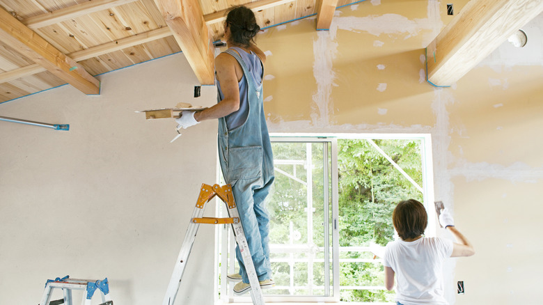 Applying plaster with a trowel