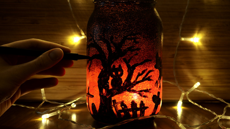 decorating mason jar lantern for Halloween