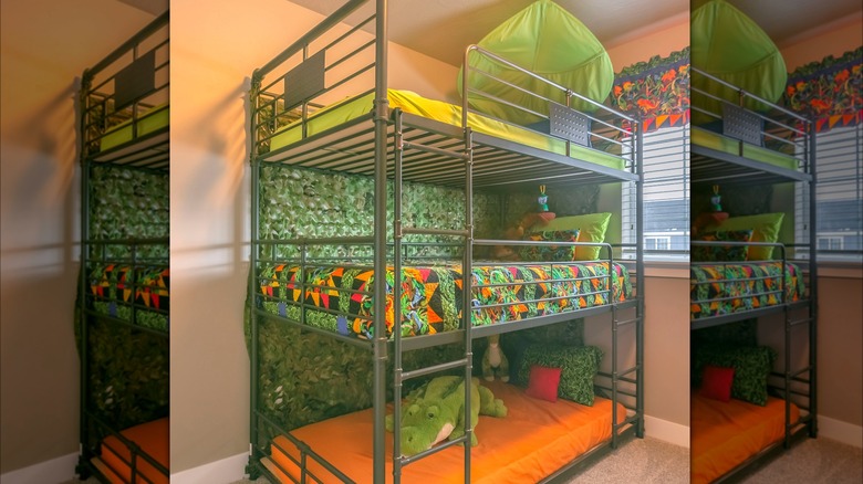 Triple bunk bed