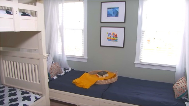 Kids' bed layout