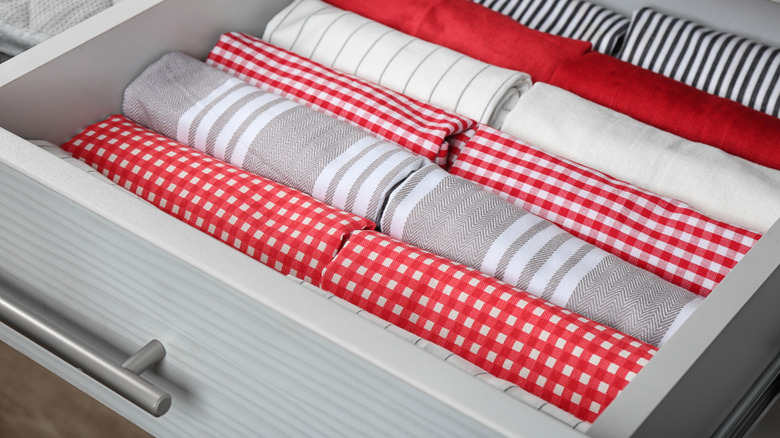 https://www.housedigest.com/img/gallery/use-marie-kondos-folding-method-to-keep-your-kitchen-towels-in-check/intro-1685109332.jpg
