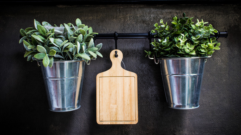 Kitchen items on hanging rod