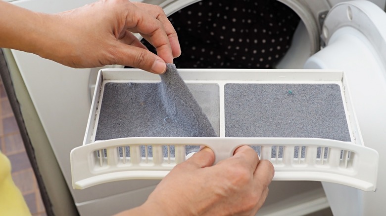 How to clean a dryer lint trap