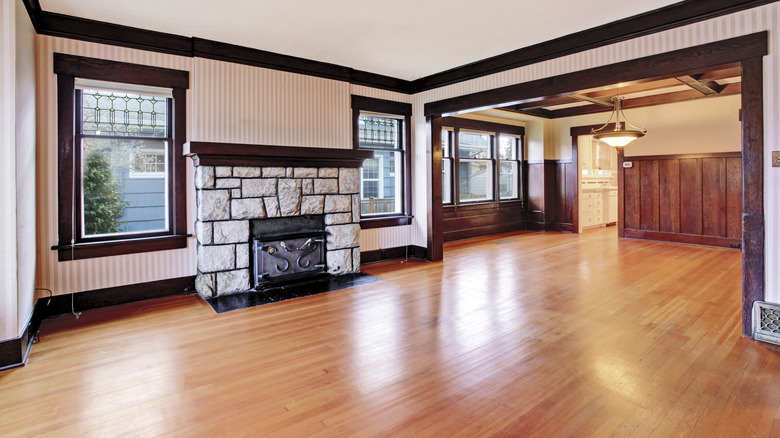 Dark trim along the ceiling and entryway