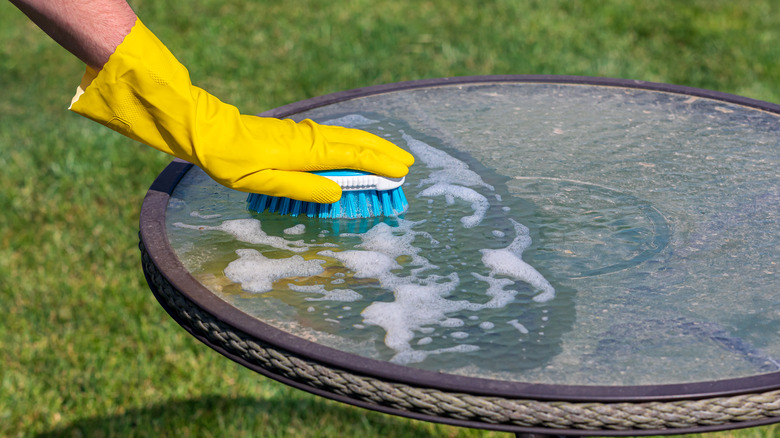 cleaning patio table
