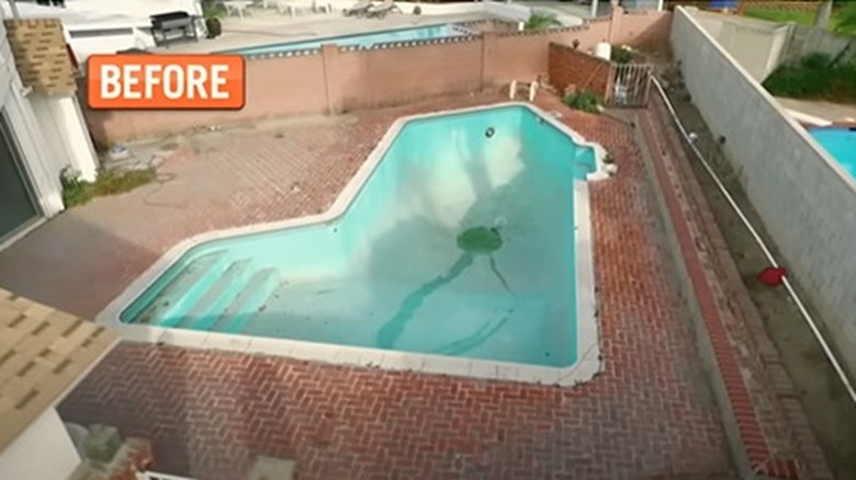 Rocket-shaped swimming pool