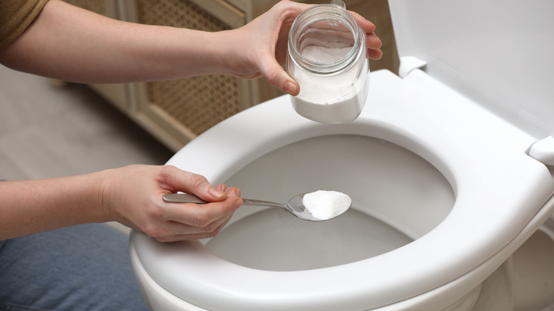 cleaning toilet with baking soda