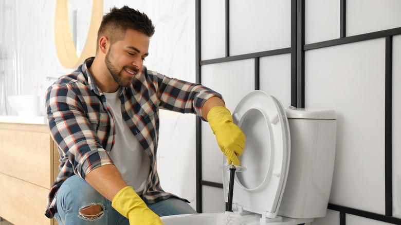 cleaning toilet bowl