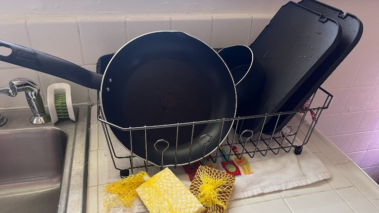 Clean cookware in drying rack