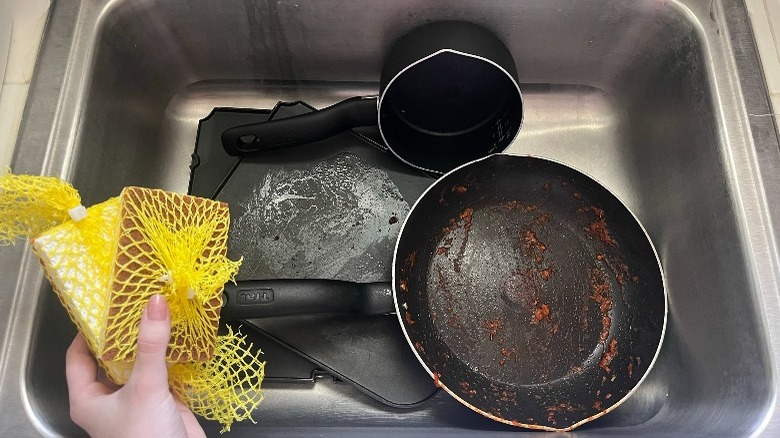 Dirty dishes and mesh sponges 