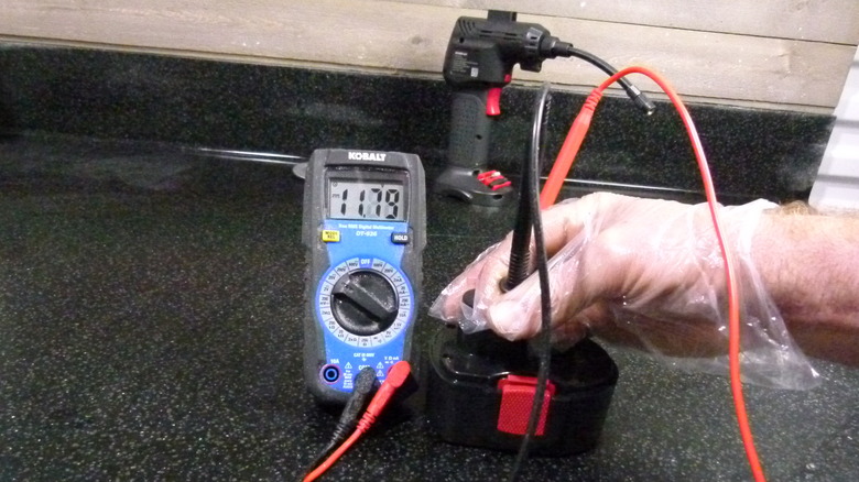 Checking battery voltage after discharge