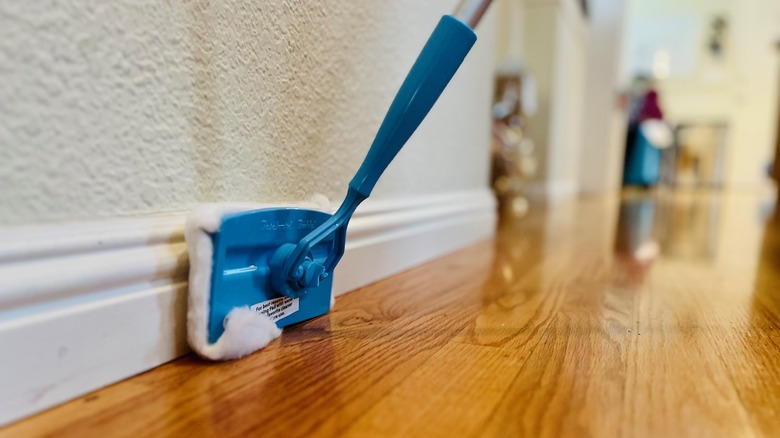 Baseboard buddy cleaning wall baseboard