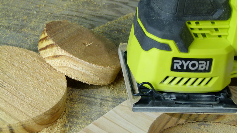 Ryobi P440 sanding rough-sawn pine 
