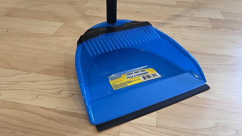 Upright dustpan and comb DIY