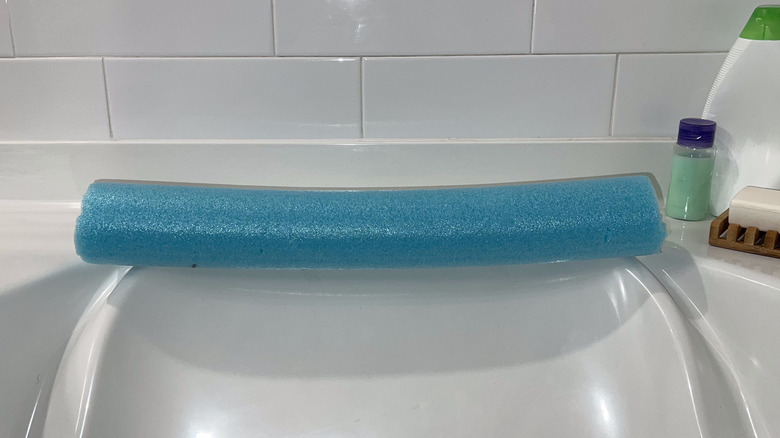 https://www.housedigest.com/img/gallery/we-turned-a-pool-noodle-into-a-diy-bathtub-pillow-and-our-necks-thanked-us/intro-1685033925.jpg