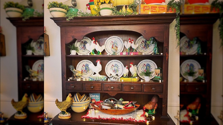 Rooster decor on cabinet