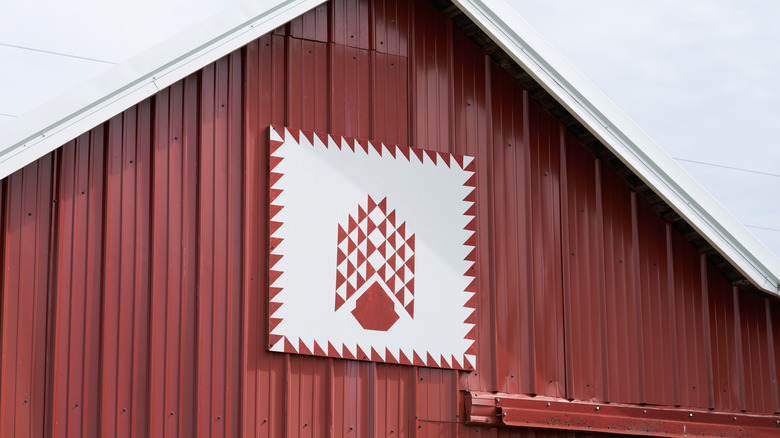 barn with barn quilt