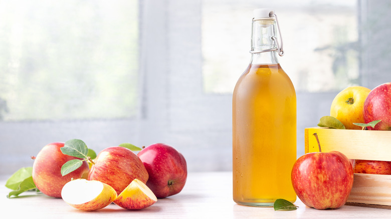 Apple cider vinegar and apples