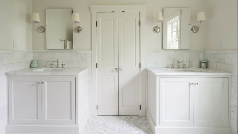 bathroom area with sink and mirror 