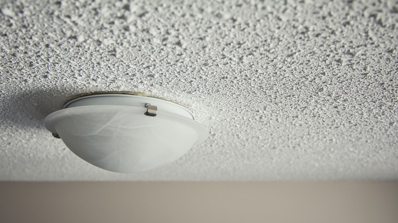 popcorn ceiling with lighting fixture