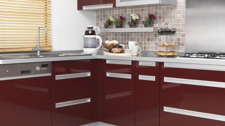 dark, glossy kitchen cabinets