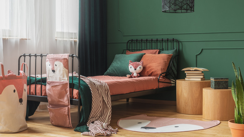 Green and dark pink room